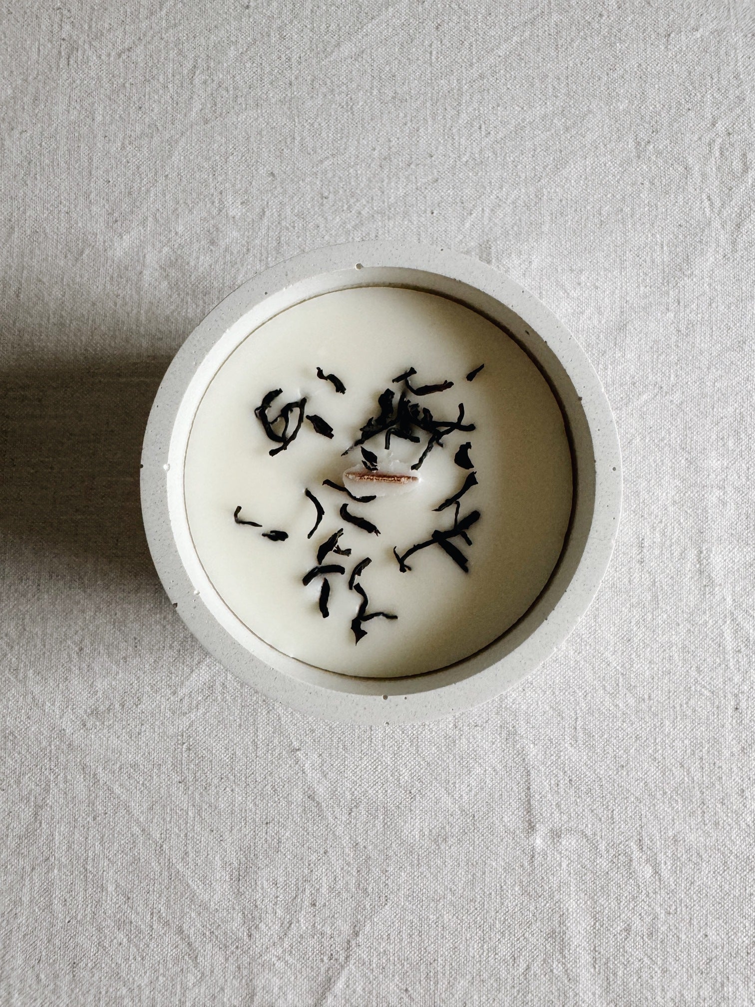 Duftkerze „Black Tea“ – mit schwarzem Tee, Kardamom & Vanille (240 g)