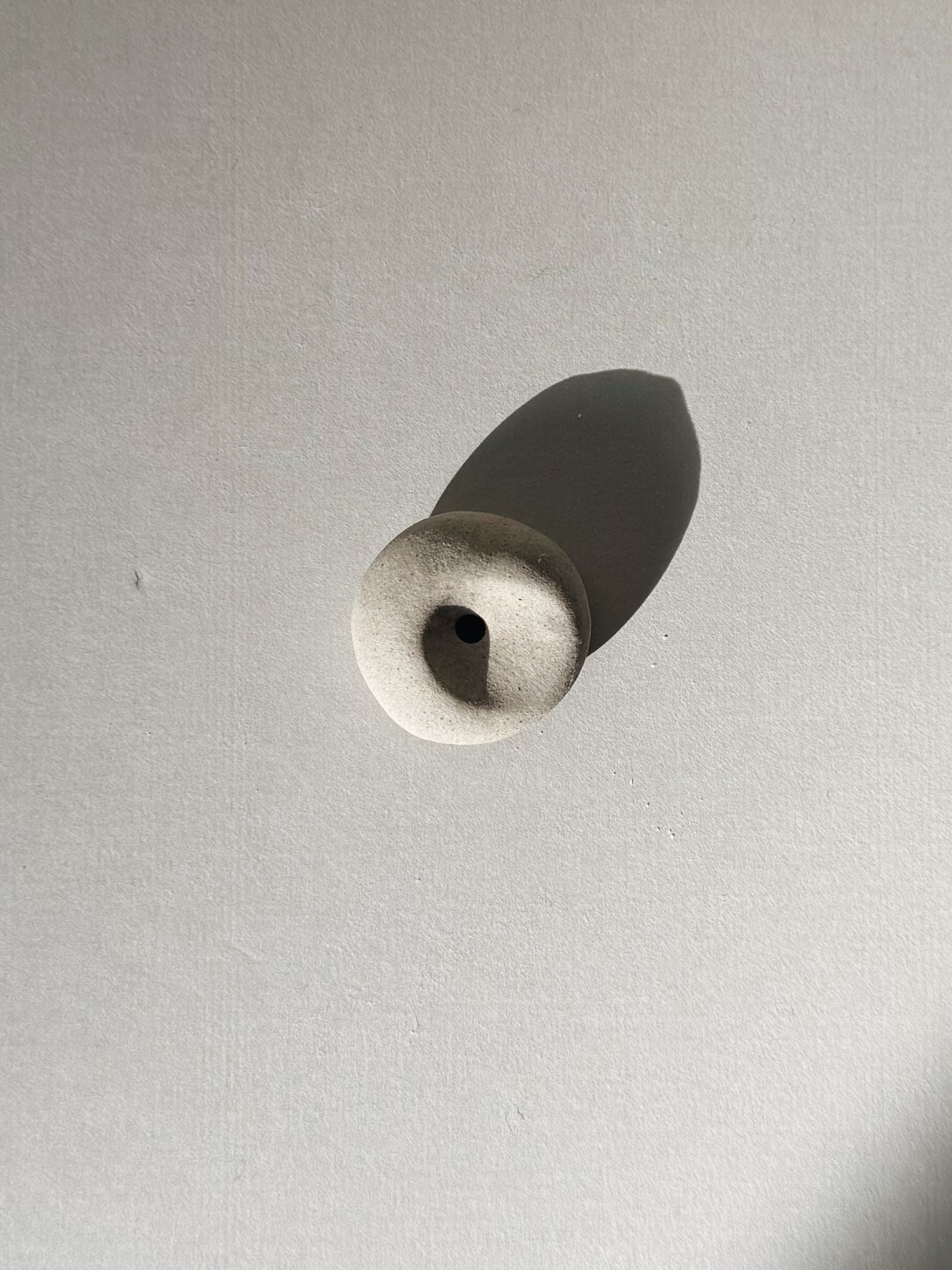 Kleiner Räucherstäbchenhalter aus Keramik