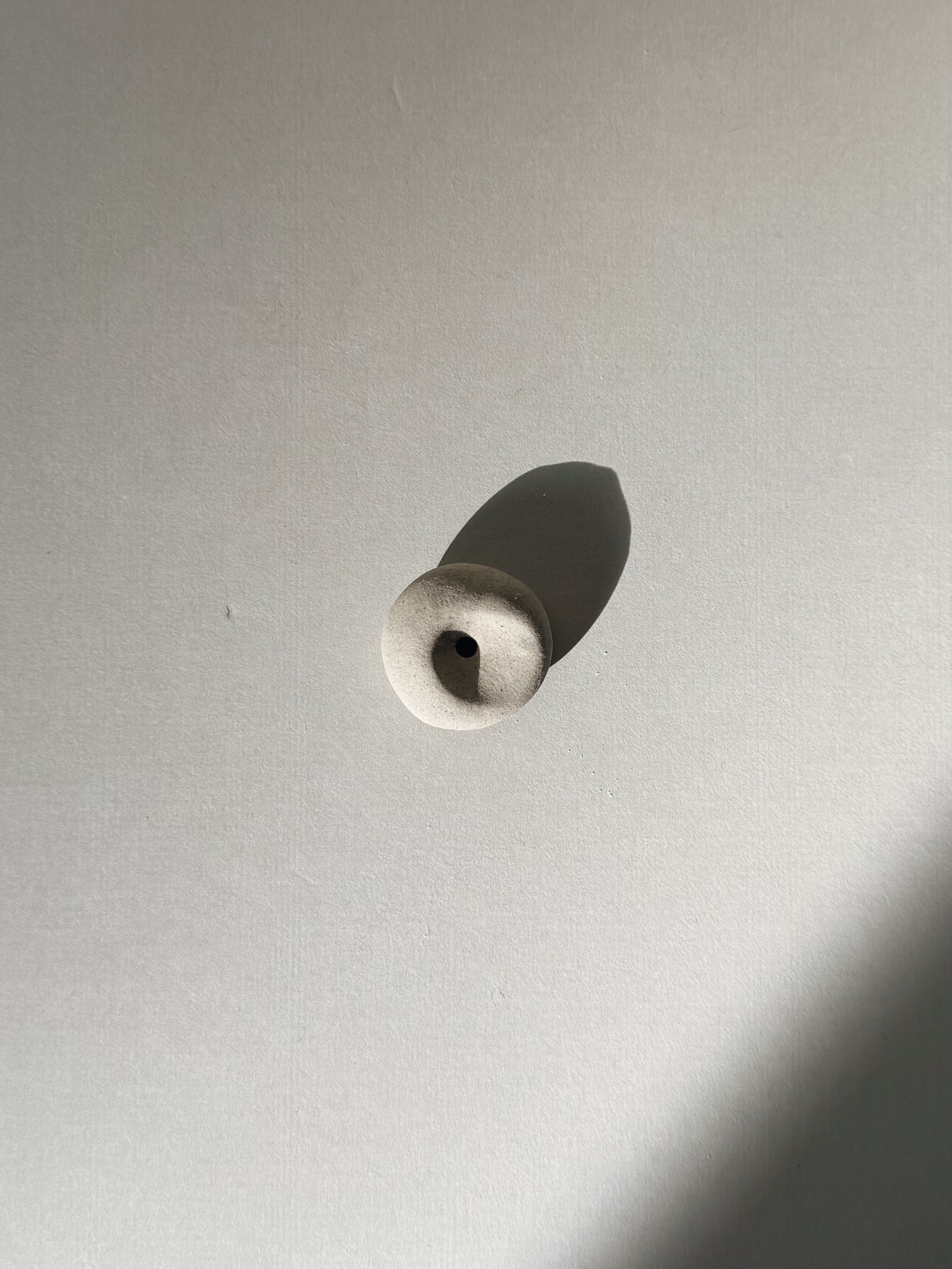 Kleiner Räucherstäbchenhalter aus Keramik