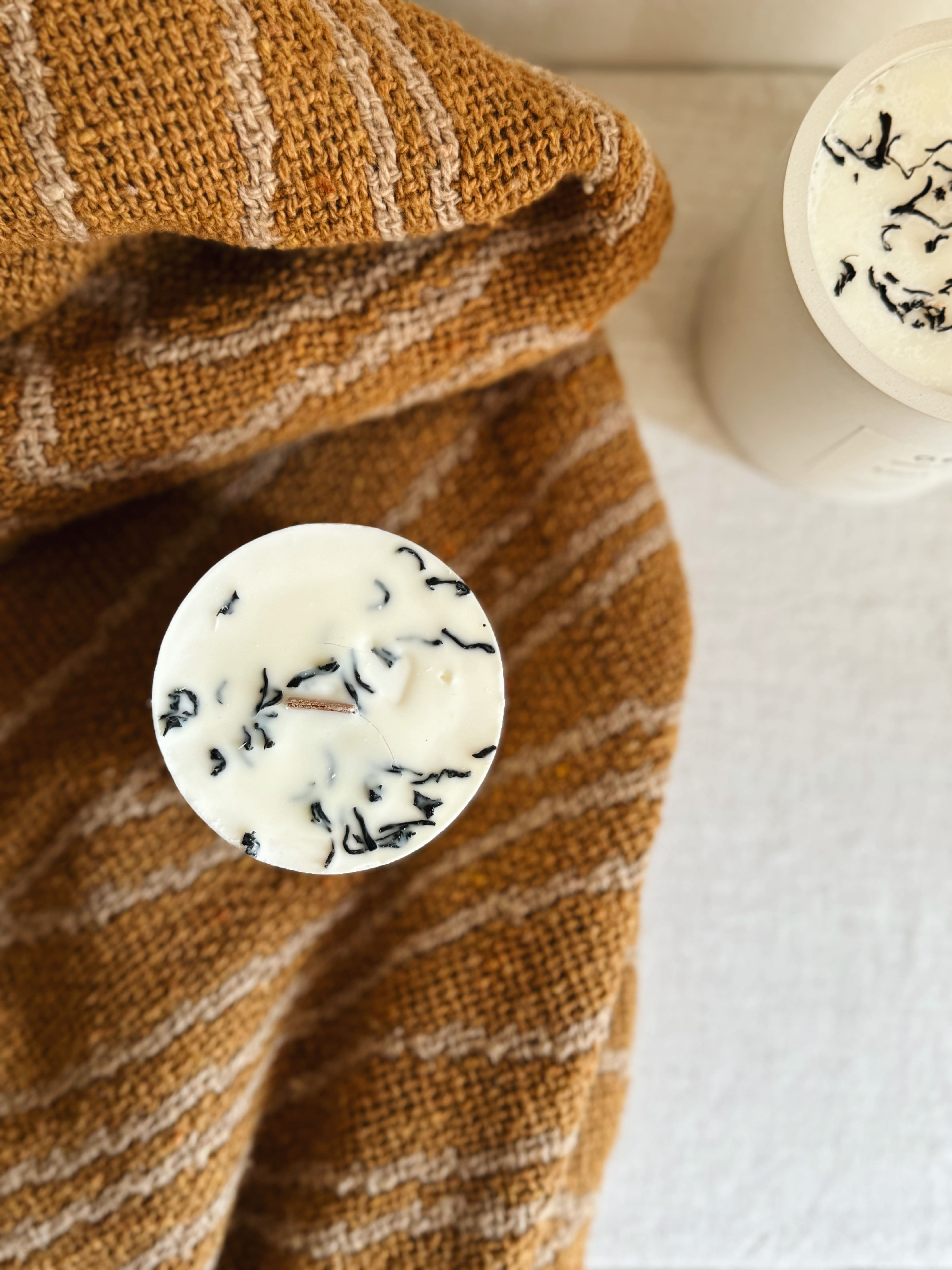 Duftkerze „Black Tea“ – mit schwarzem Tee, Kardamom & Vanille (240 g)